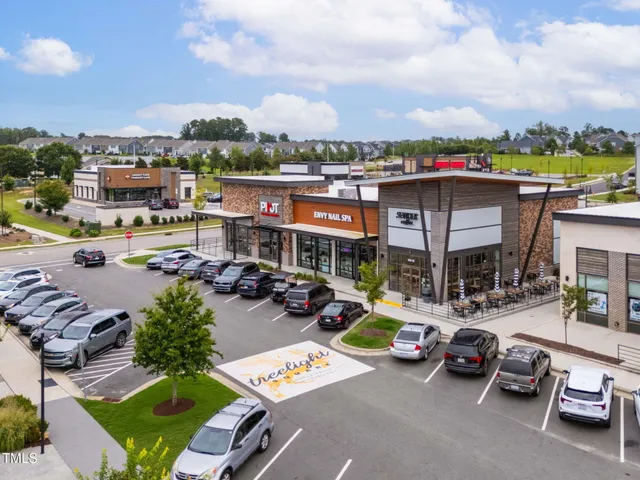 a picture of a book shelf