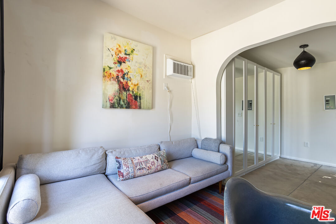 950 South Muirfield Road Los Angeles, CA 90019 - Photo 39 of 43
