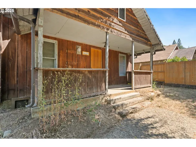 $330,000 | 624 Tunnel Road, Glendale, OR 97442