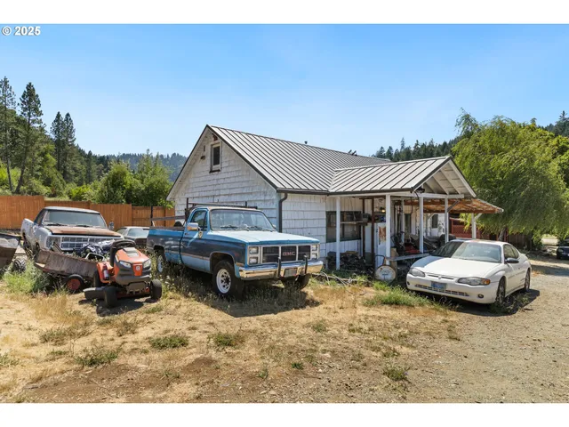 $330,000 | 624 Tunnel Road, Glendale, OR 97442