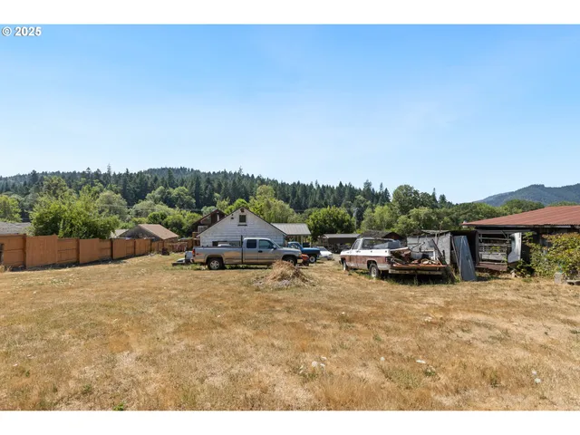 $330,000 | 624 Tunnel Road, Glendale, OR 97442