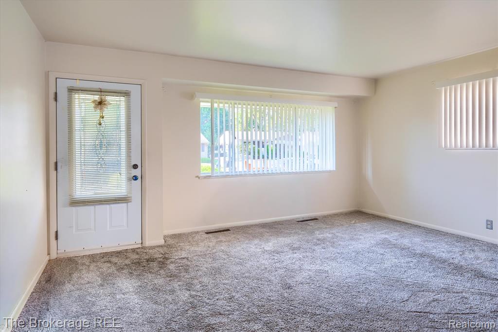 2822 Epsilon Trail Flint, MI 48506 - Photo 7 of 35