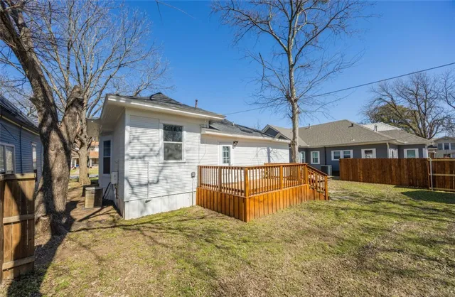 a view of a backyard