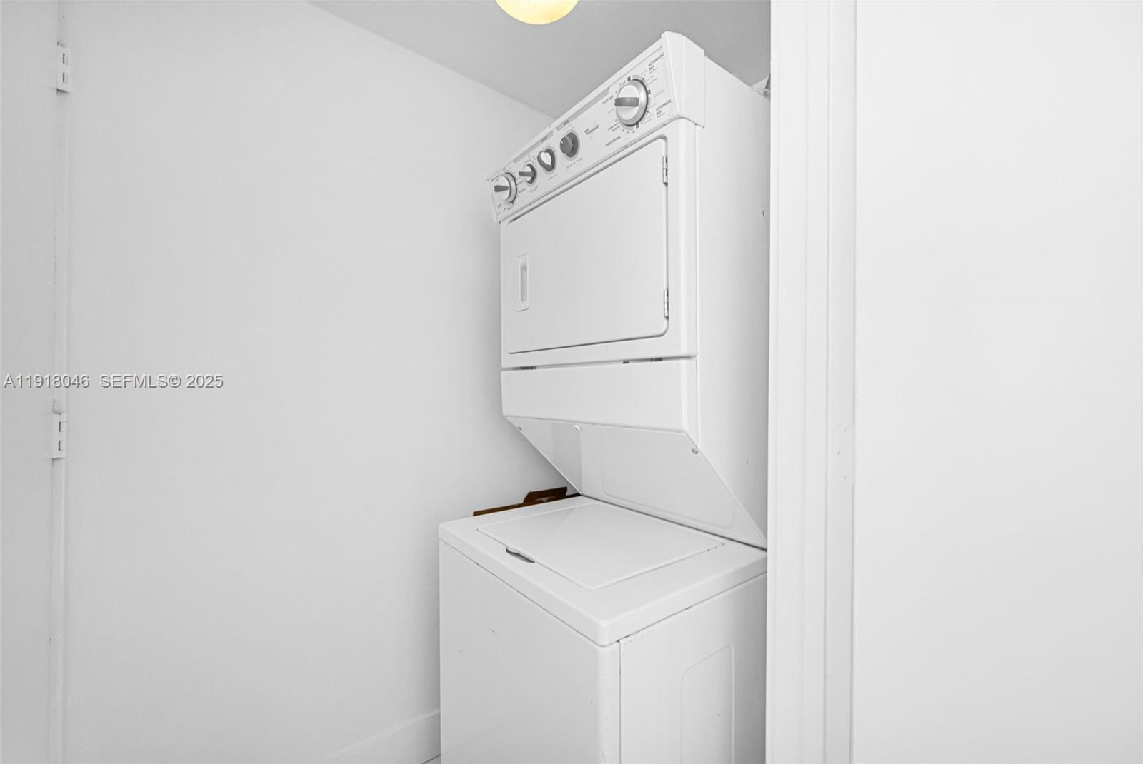 475 Brickell Avenue, Unit 3113 Miami, FL 33131 - Photo 7 of 28 a utility room with dryer and washer