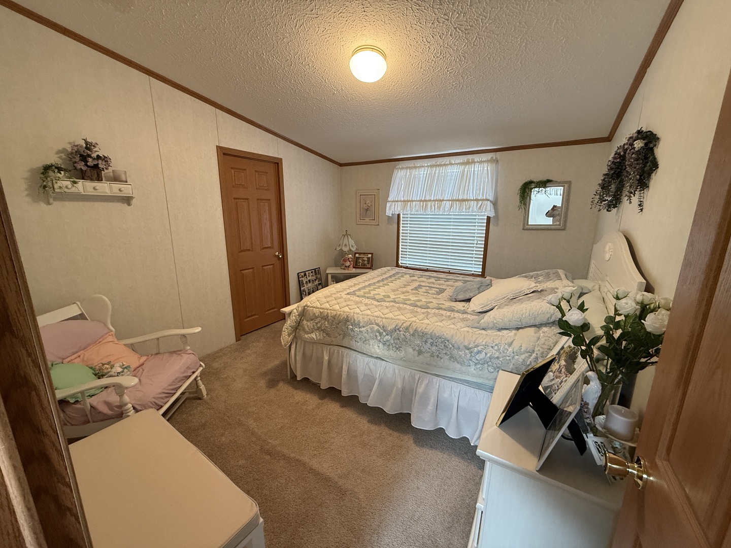 4 Cynthia Lane Beecher, IL 60401 - Photo 10 of 20 a bedroom with a bed and a potted plant