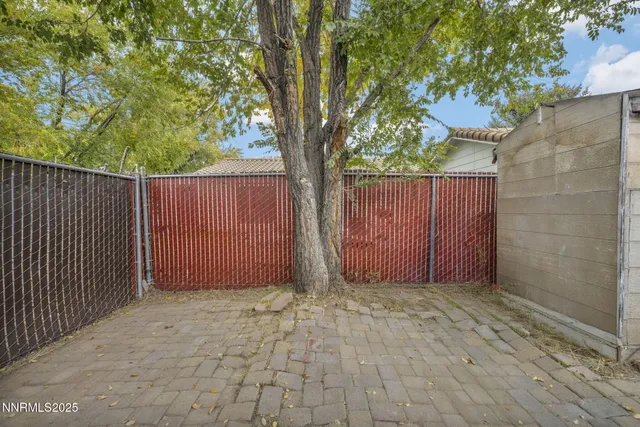 a view of backyard of the house