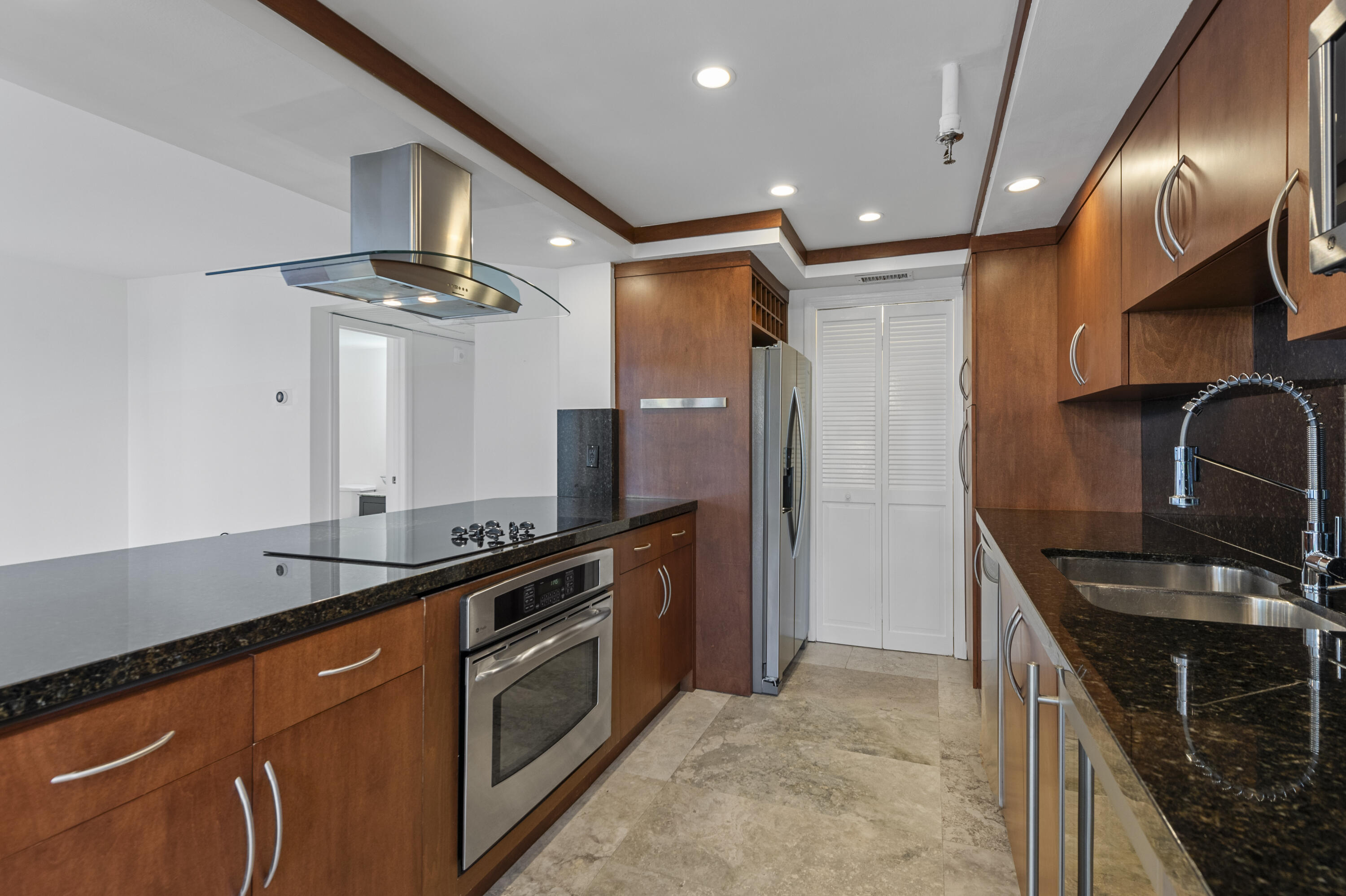 859 Jeffery Street, Unit 111 Boca Raton, FL 33487 - Photo 4 of 52 DSC_7013