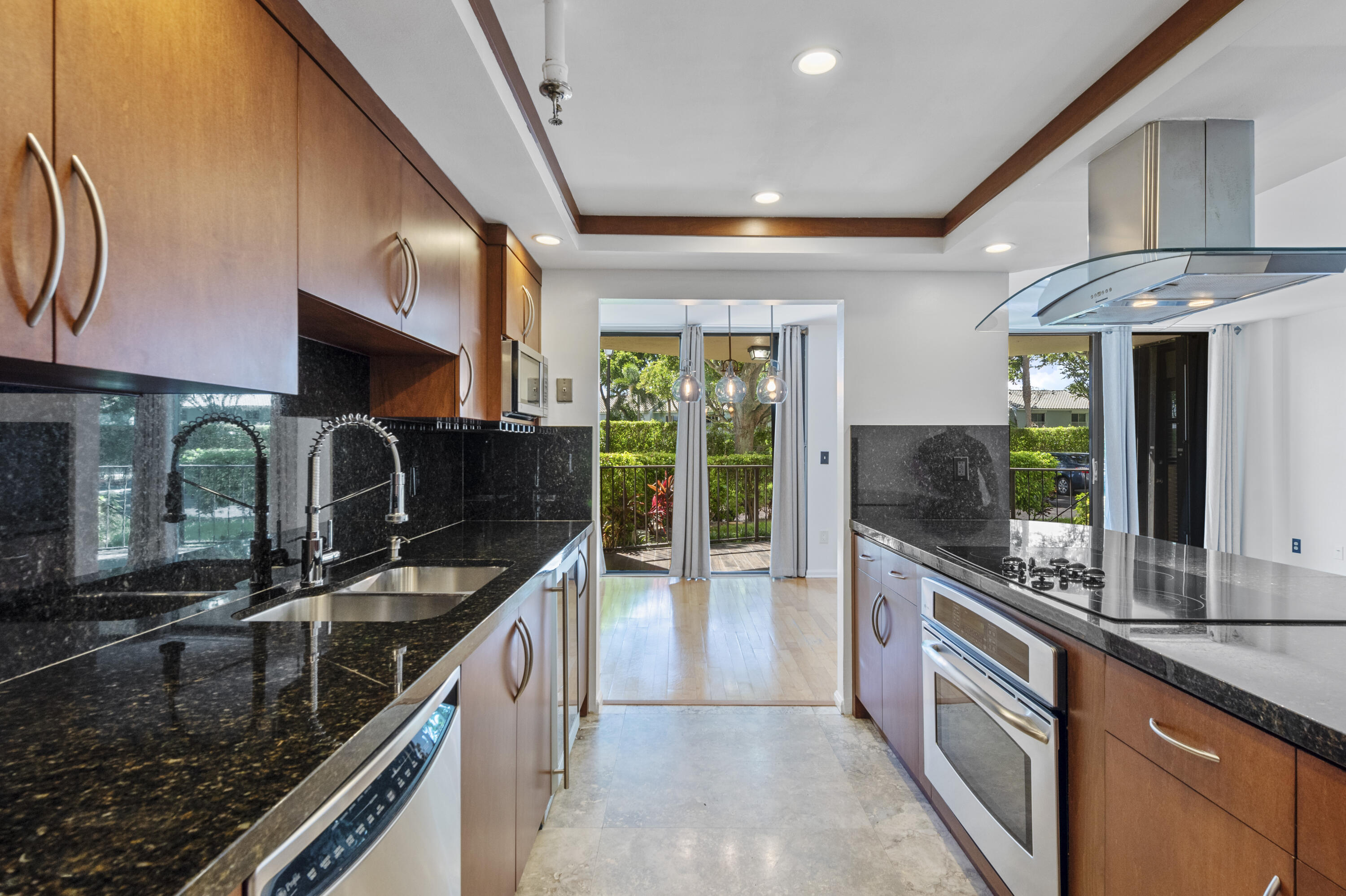 859 Jeffery Street, Unit 111 Boca Raton, FL 33487 - Photo 5 of 52 DSC_7052