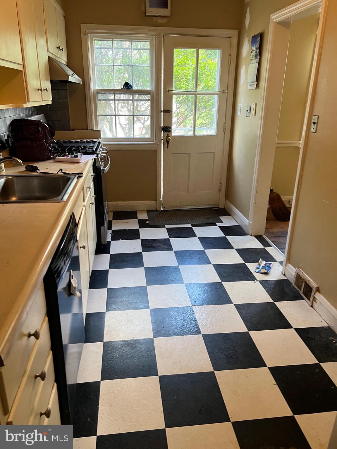 302 Overbrook Road Baltimore, MD 21212 - Photo 3 of 11
