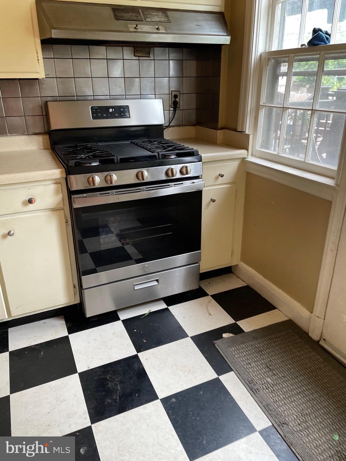 302 Overbrook Road Baltimore, MD 21212 - Photo 4 of 11