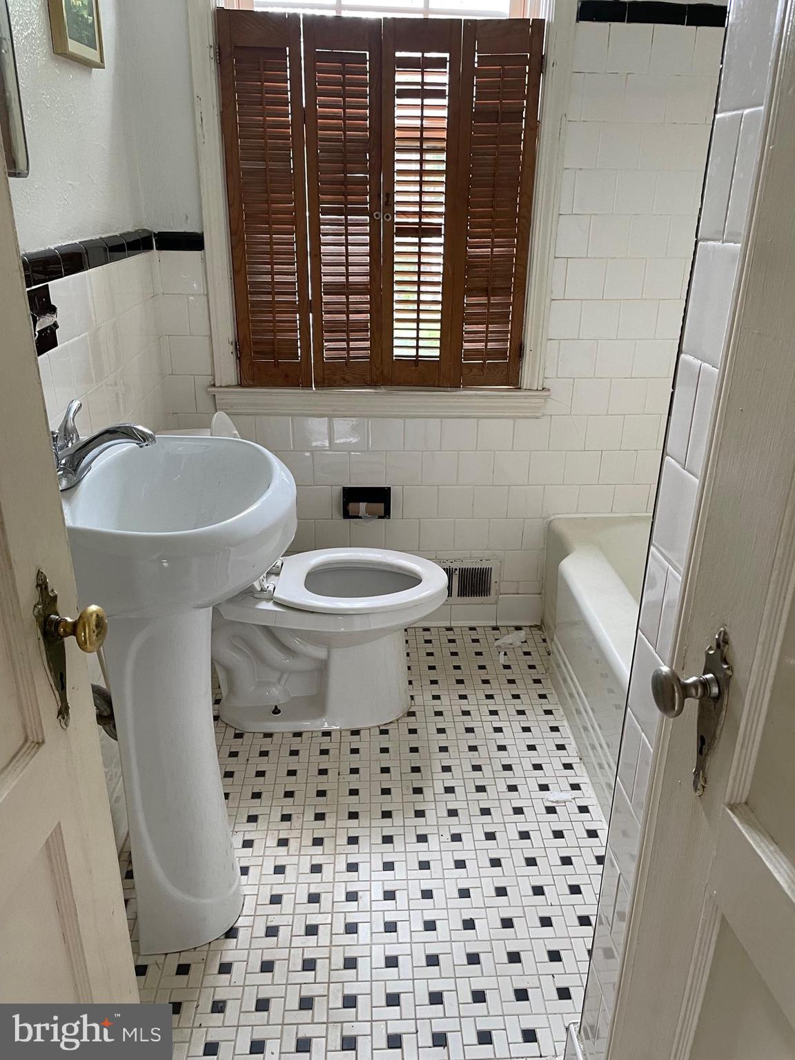 302 Overbrook Road Baltimore, MD 21212 - Photo 9 of 11