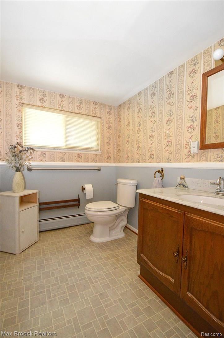 2180 West Avon Road Rochester, MI 48309 - Photo 7 of 23 1/2 Bath