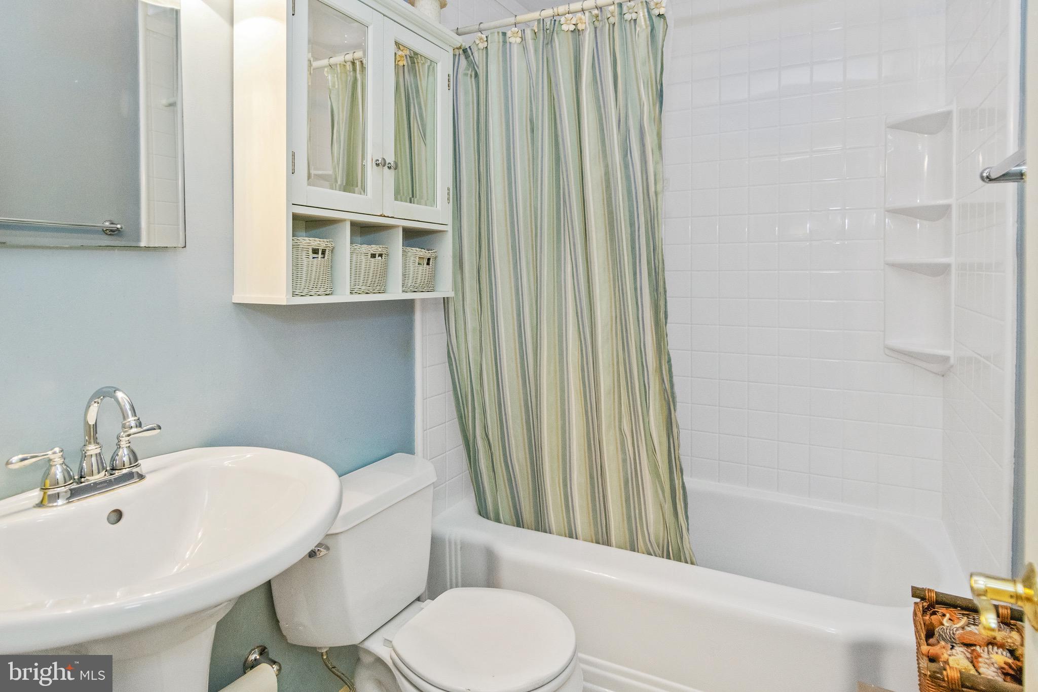 409 Elmwood Road Baltimore, MD 21206 - Photo 17 of 31 First Floor Full Bath
