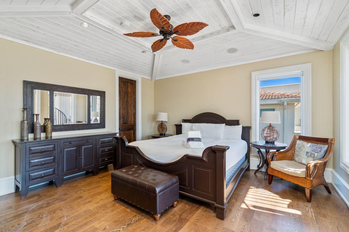 4789 Ocean Boulevard Destin, FL 32541 - Photo 31 of 47 a living room with furniture and a wooden floor