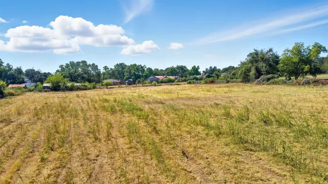a view of an outdoor space with green space