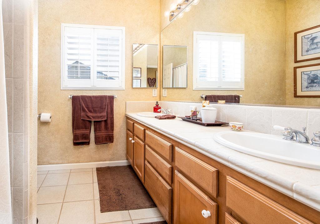 265 Blueridge Street Soledad, CA 93960 - Photo 26 of 33 a spacious bathroom with a double vanity sink a mirror and a bathtub