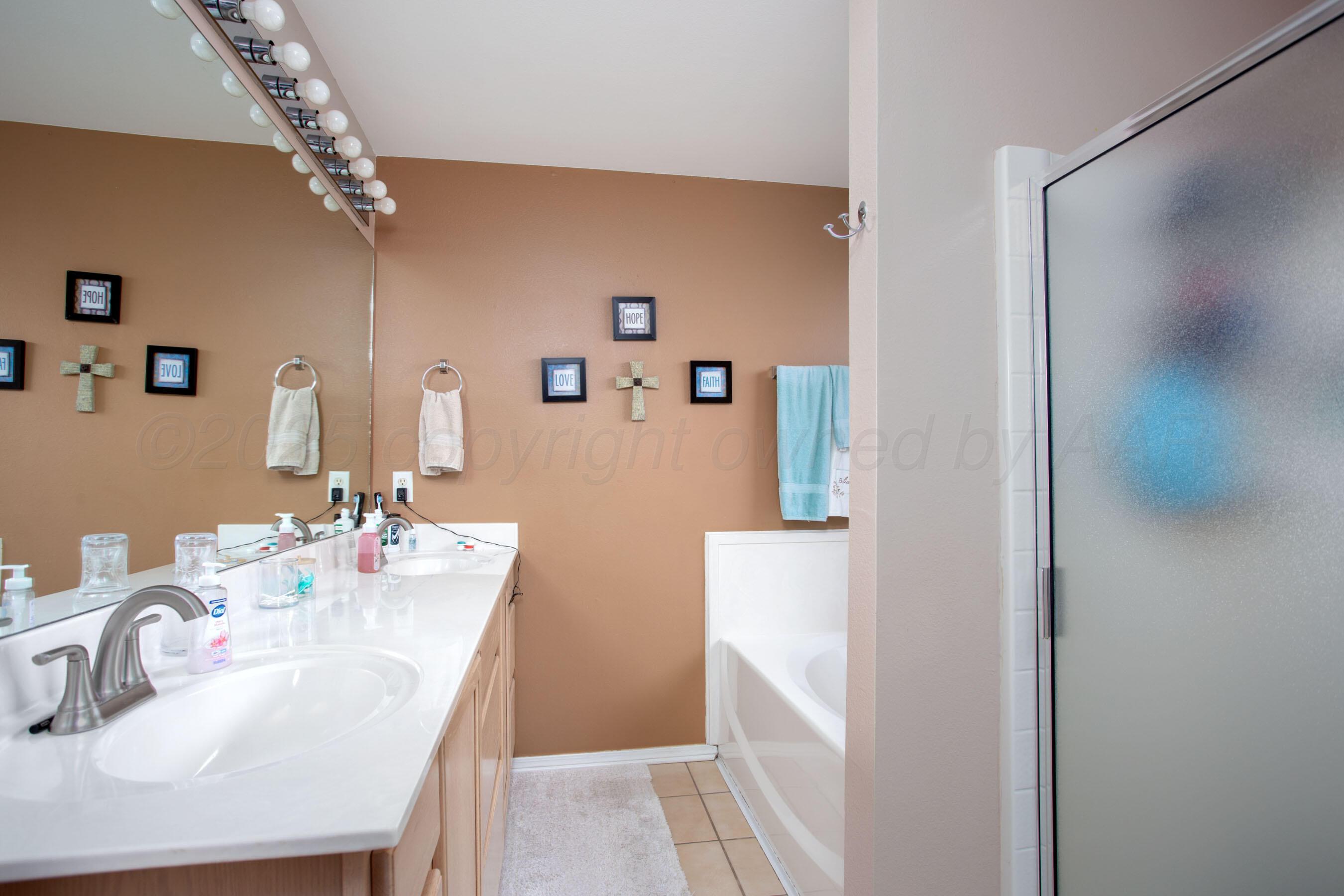 1011 Pikes Peak Drive Amarillo, TX 79110 - Photo 14 of 28 Primary Bathroom