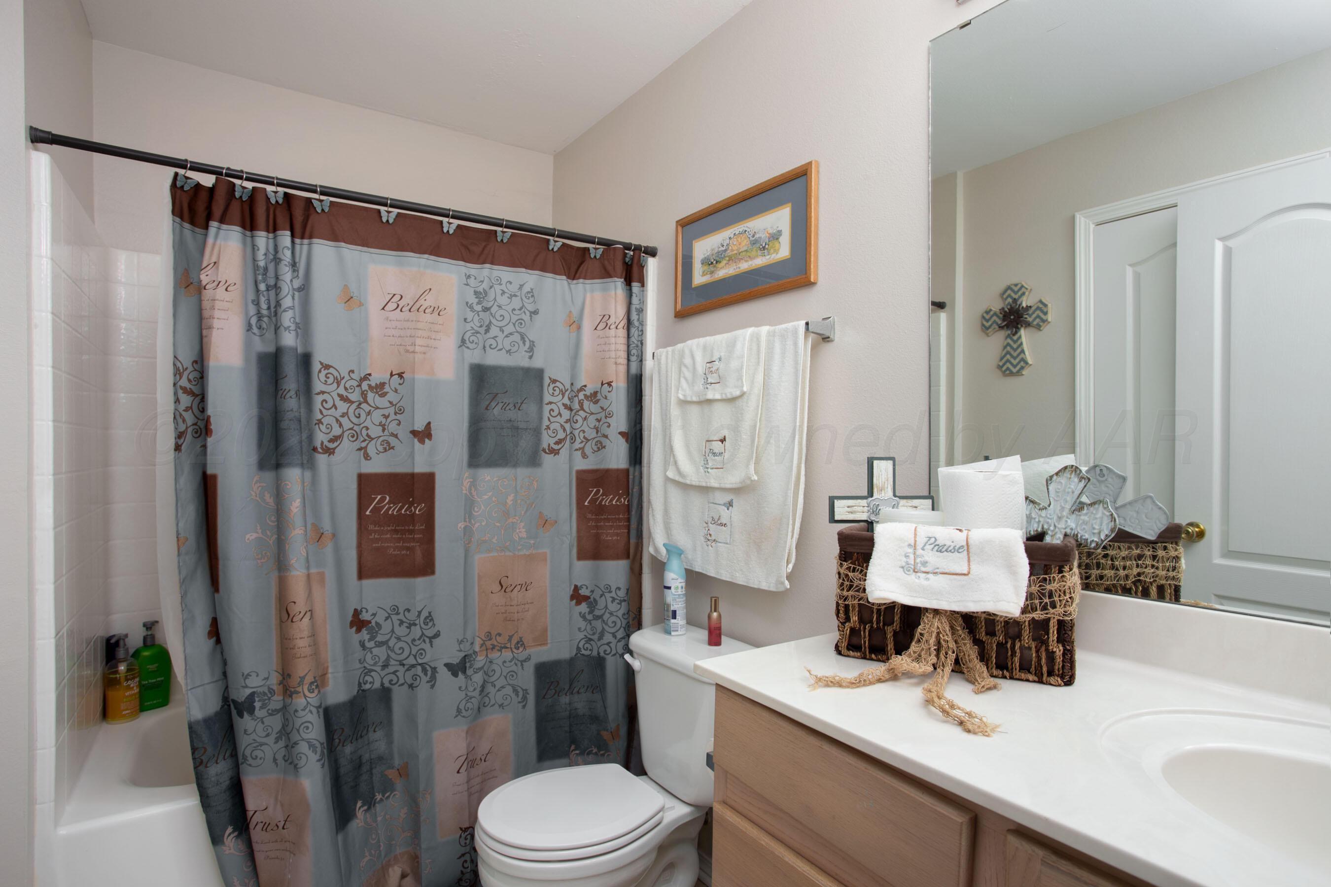 1011 Pikes Peak Drive Amarillo, TX 79110 - Photo 20 of 28 Guest Bathroom