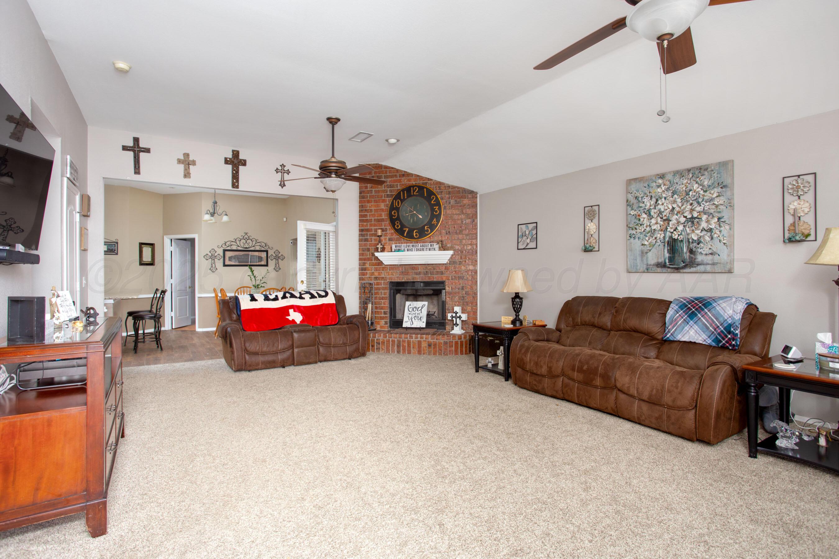 1011 Pikes Peak Drive Amarillo, TX 79110 - Photo 3 of 28 Living Room