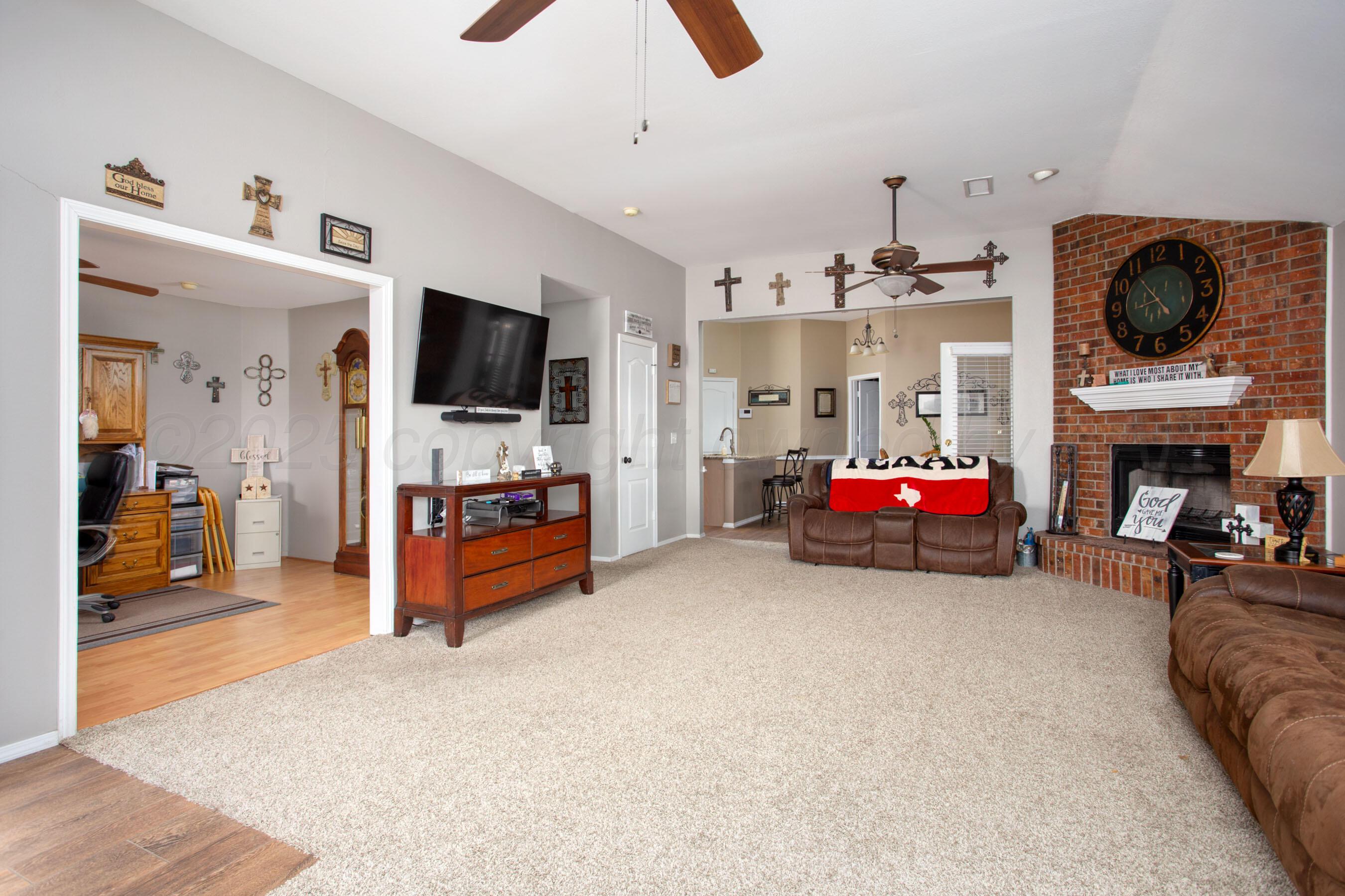 1011 Pikes Peak Drive Amarillo, TX 79110 - Photo 5 of 28 Living Room 3