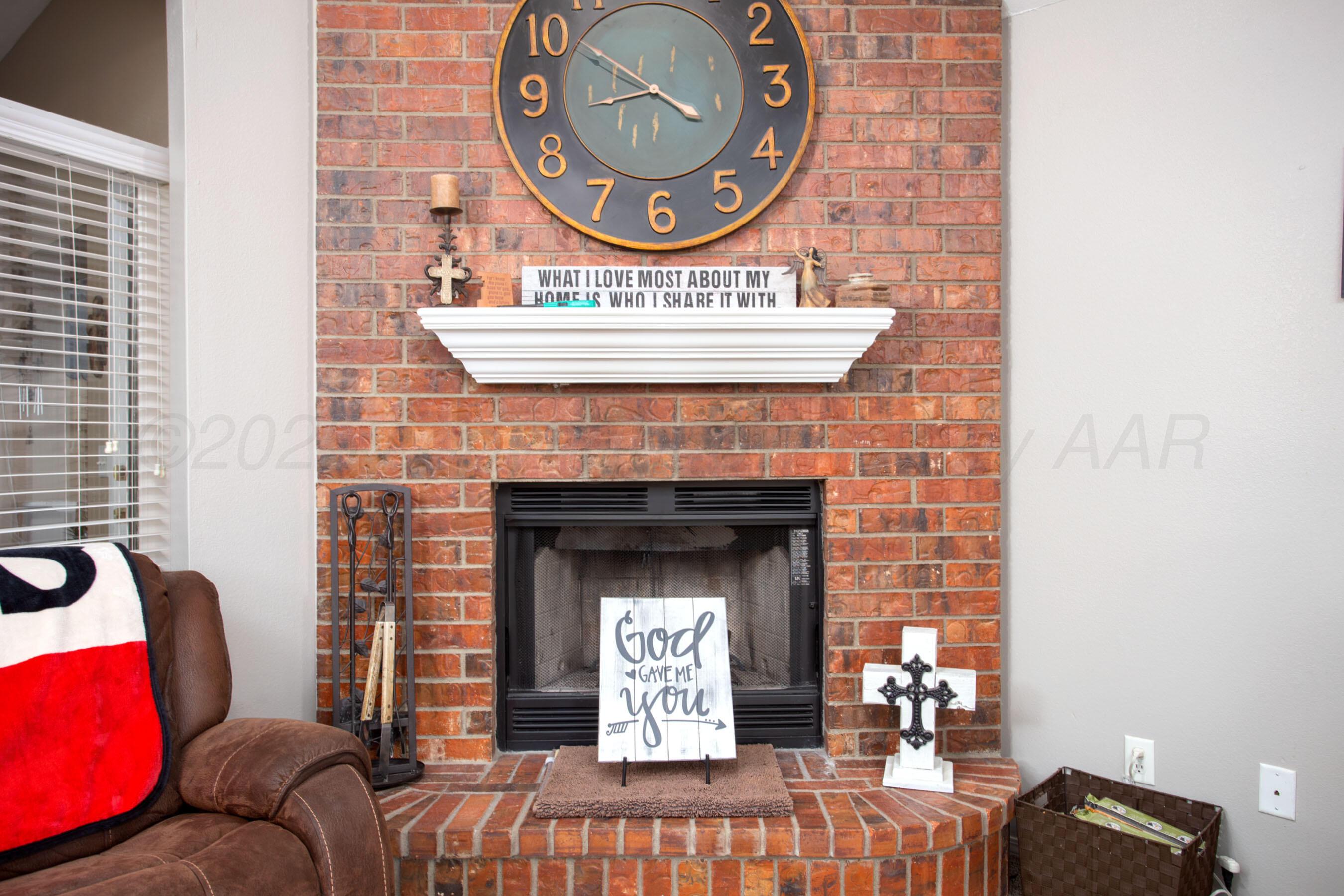 1011 Pikes Peak Drive Amarillo, TX 79110 - Photo 7 of 28 Living Room 5