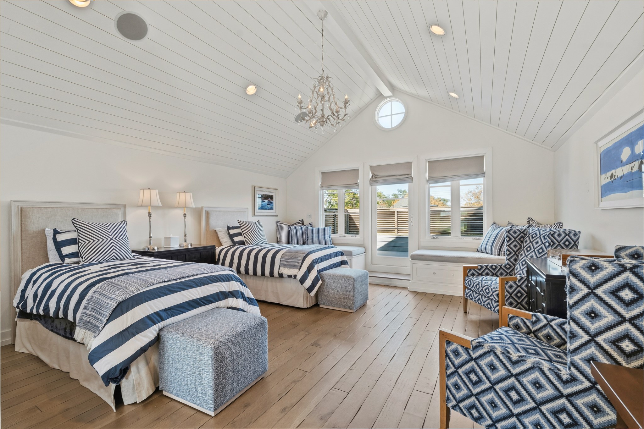 7606 Del Monte Drive Houston, TX 77063 - Photo 13 of 17 Third-Floor Flex Room
Versatile third-floor bonus room with ensuite full bathroom, ideal for guests, media room, home office, art studio, library, or fitness space.