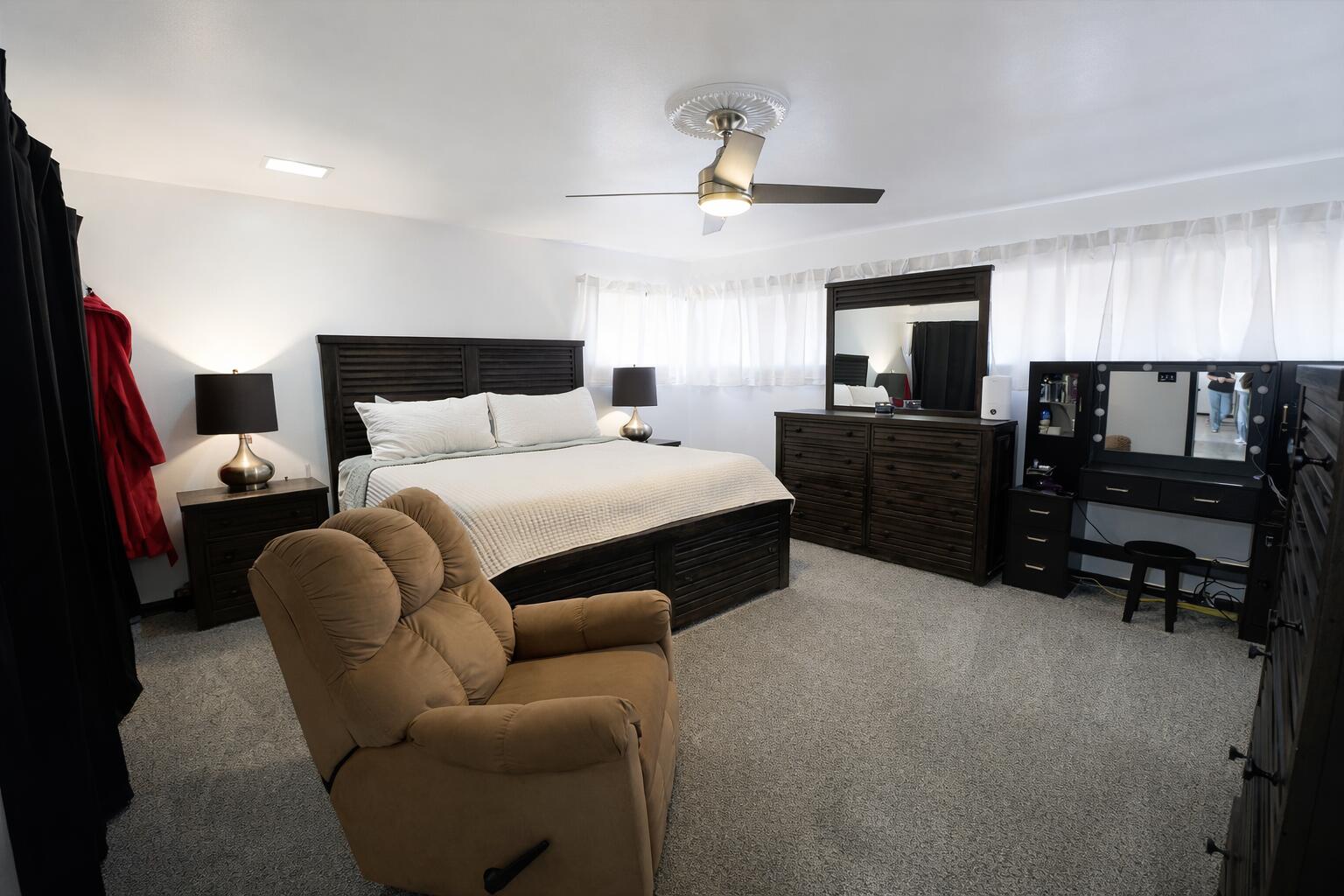 730 South 17th Street Slaton, TX 79364 - Photo 11 of 23 a bedroom with furniture and a bed