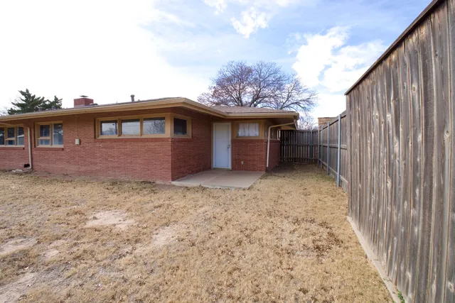 a view of a house with a backyard