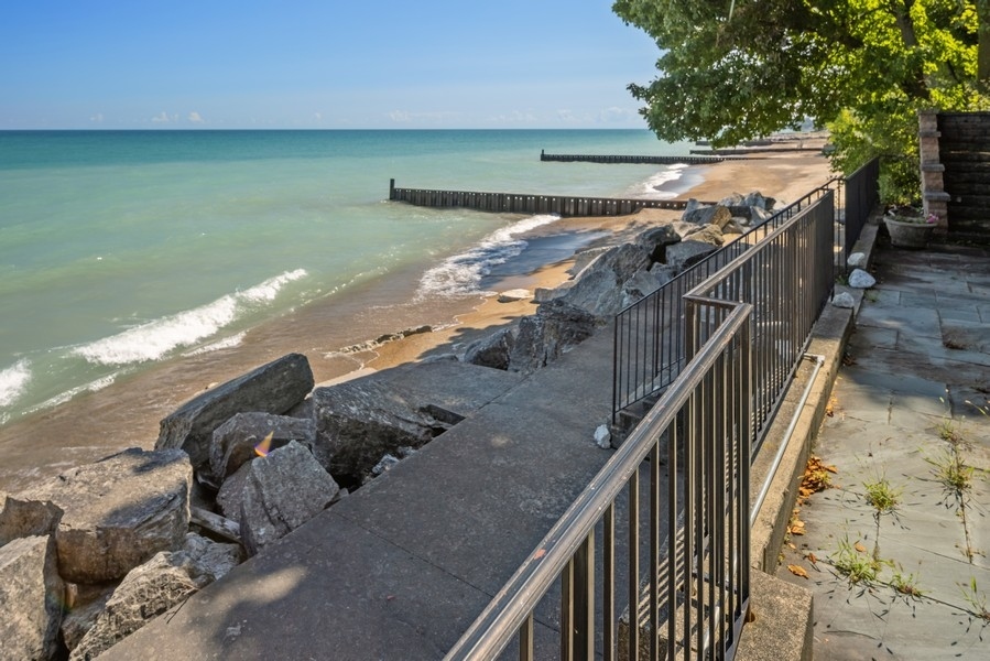473 Sheridan Road Winnetka, IL 60093 - Photo 27 of 32 a view of balcony and deck