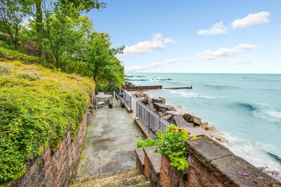 473 Sheridan Road Winnetka, IL 60093 - Photo 30 of 32 a view of an outdoor space and seating area