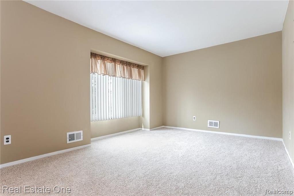 637 Oakbrook West, Unit 20 Rochester Hills, MI 48307 - Photo 13 of 24