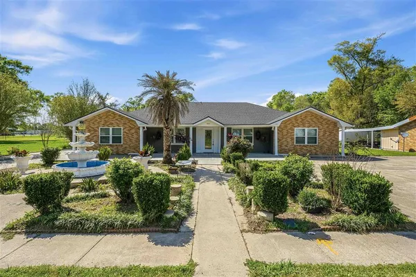 $460,000 | 301 North Thompson Avenue, Iowa, LA 70647