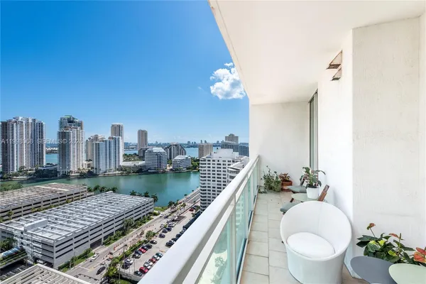 $4,400 | 950 Brickell Bay Drive, Unit 2304, Miami, FL 33131