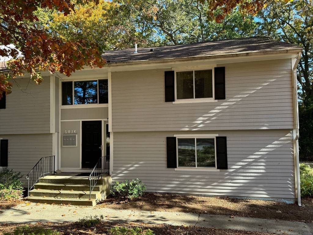 3 Beal's Cove Road, Unit H Hingham, MA 02043 - Photo 1 of 13 a front view of a house with a yard