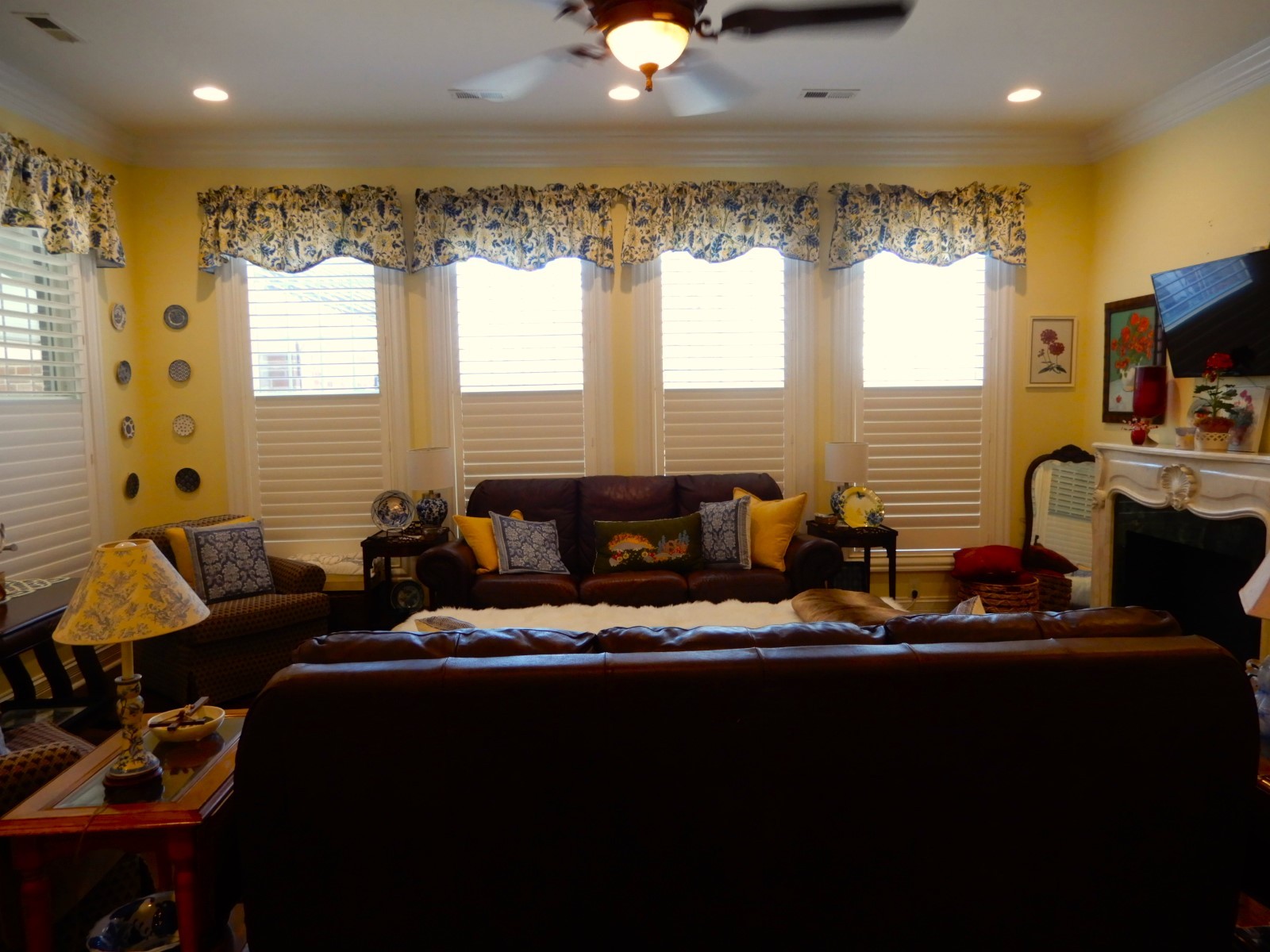 135 Allegheny Road Gilbertsville, KY 42044 - Photo 32 of 78 a living room with furniture a flat screen tv and a large window