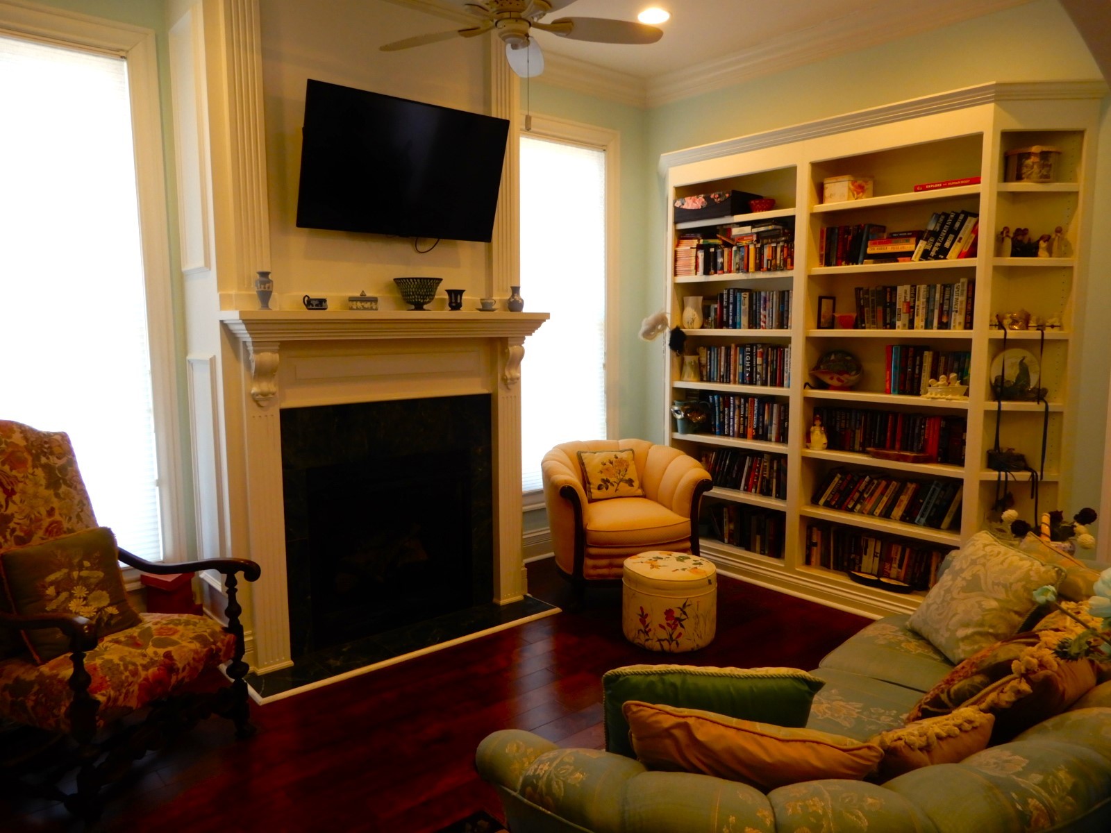 135 Allegheny Road Gilbertsville, KY 42044 - Photo 36 of 78 a living room with furniture and a flat screen tv