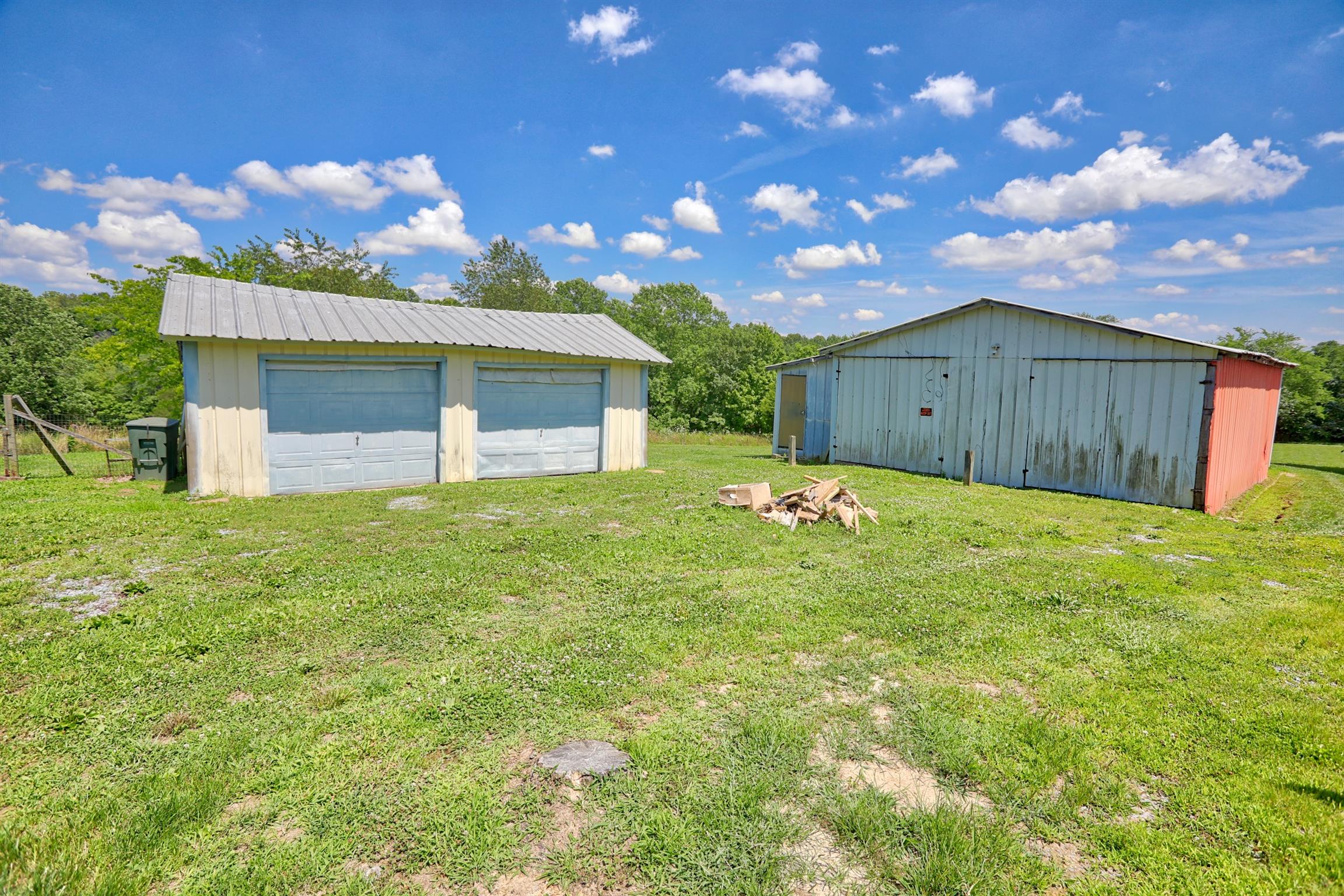 952 North Corinth Road Portland, TN 37148 - Photo 22 of 25 a backyard of a house with table and chairs
