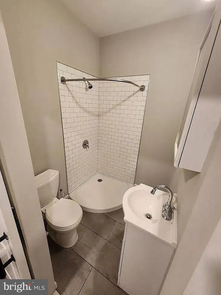 1466 North 52nd Street, Unit 2R Philadelphia, PA 19131 - Photo 3 of 5 Compact bathroom with modern fixtures.