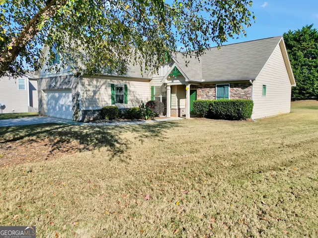 a view of a house with a yard