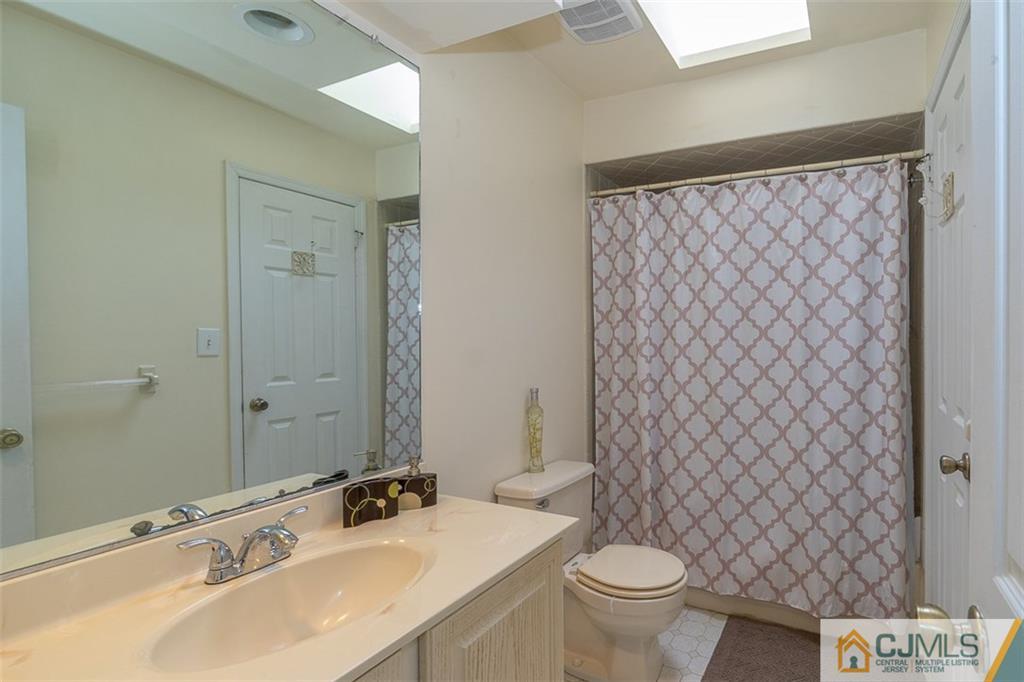 605 Timber Oaks Road, Unit 605 Edison, NJ 08820 - Photo 14 of 22 a bathroom with a sink and a mirror