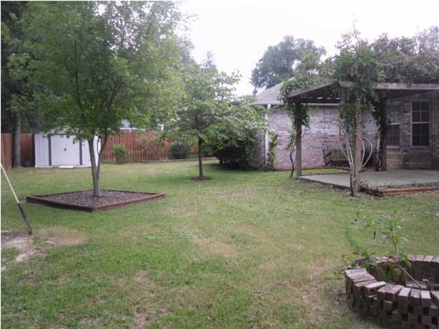 4821 Acorn Drive Crestview, FL 32539 - Photo 4 of 25 a backyard of a house with lots of green space