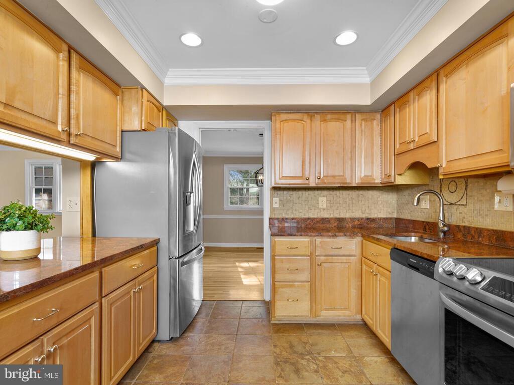11603 Vale Road Oakton, VA 22124 - Photo 14 of 63 kichen space with upgraded gas cooking