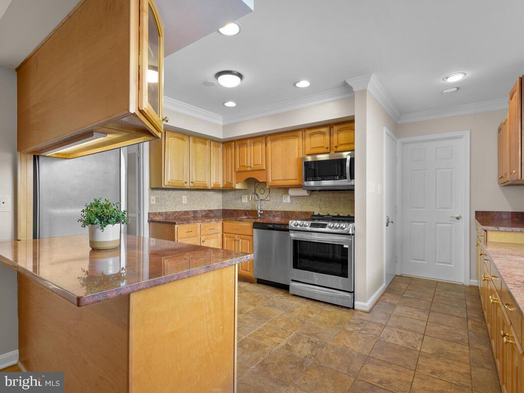 11603 Vale Road Oakton, VA 22124 - Photo 15 of 63 Gallery Image 15