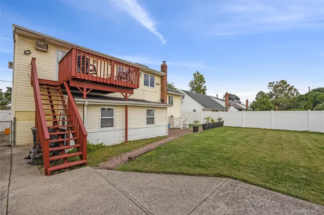 a view of a house with backyard