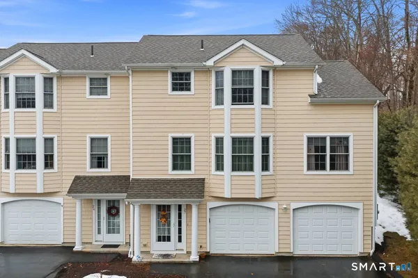 $349,999 | 27 Parkwood Drive, Unit 27, Norwich, CT 06360