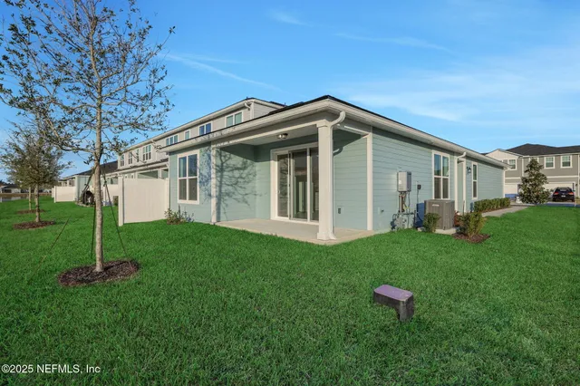 a view of a house with backyard