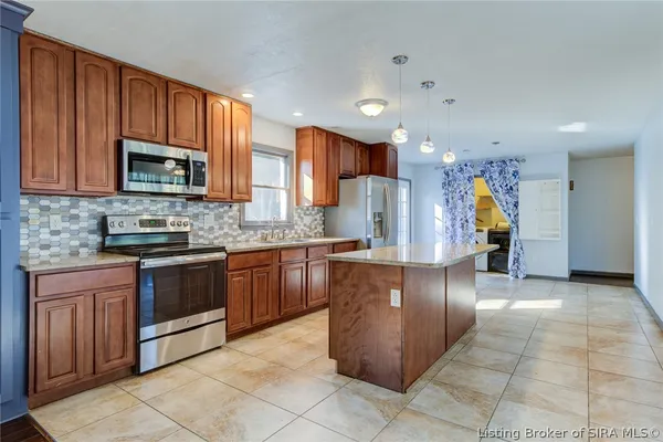 $309,900 | 914 Henryville Bluelick Road, Henryville, IN 47126