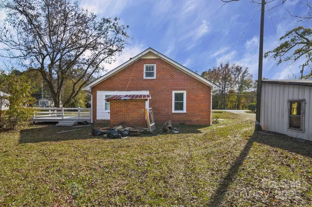 a view of a house with a yard and plants