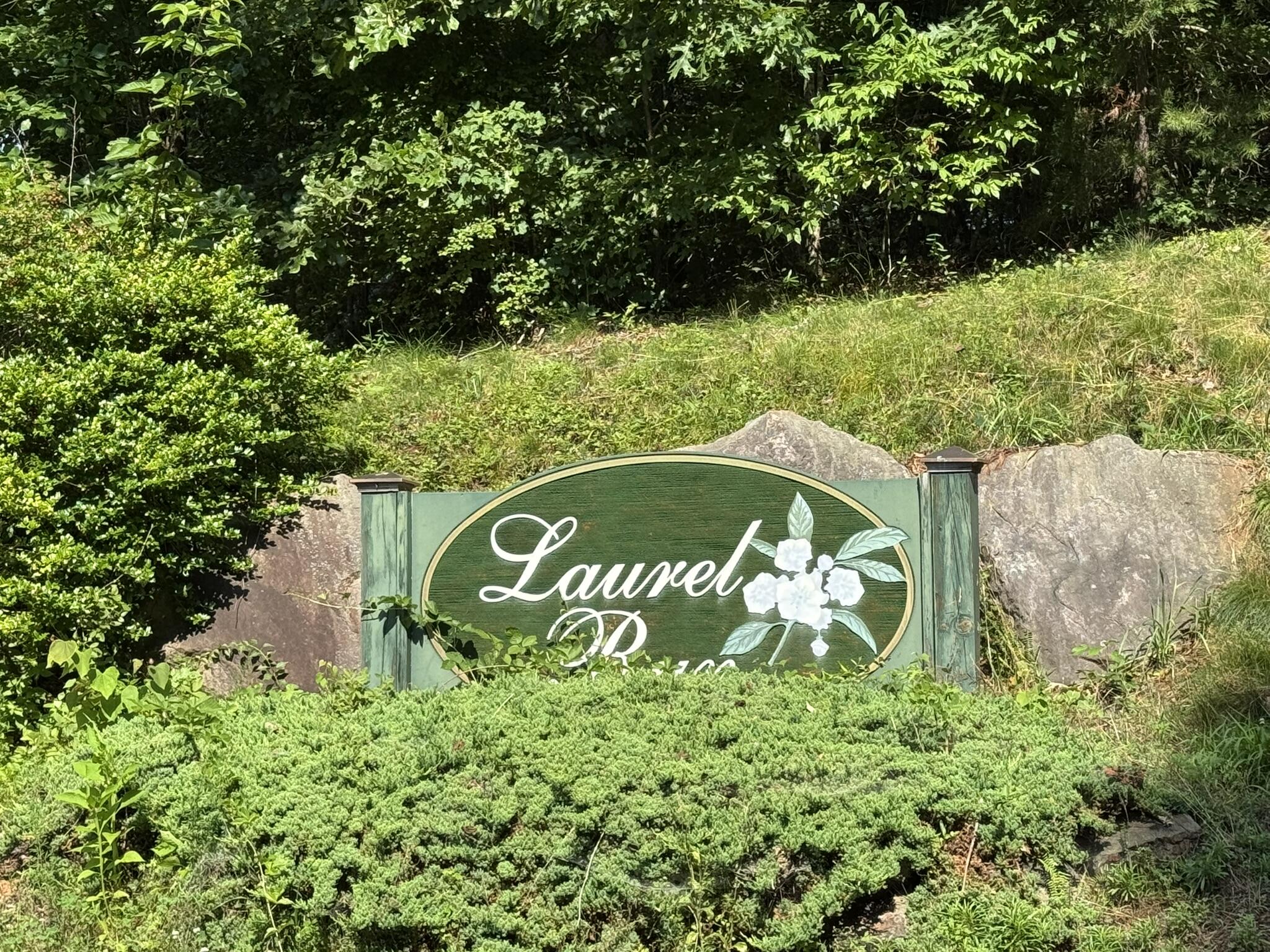 a sign that is sitting on a brick wall