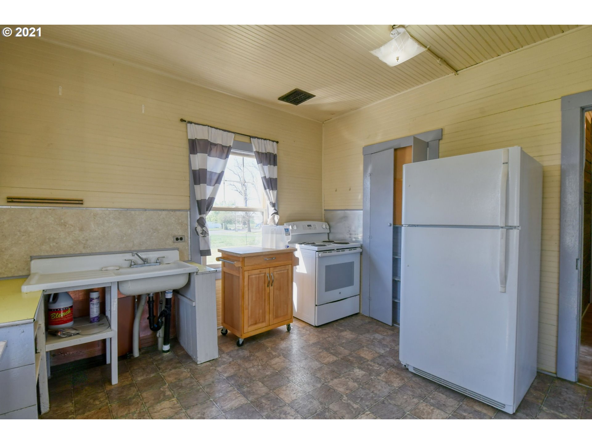 315 Vesper Street Helix, OR 97835 - Photo 13 of 32 a kitchen with refrigerator and window